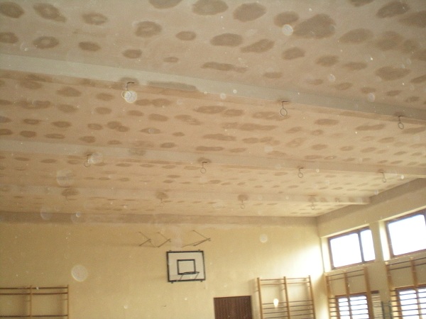 Interior del Gimnasio del CP Jos Ramn Villa - Durante los trabajos de tapado de huecos de sujecion del flaso techo de escayola deteriorado.